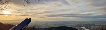 Aussicht auf Heidelberg und den Neckar, ein Fernglas und ein Sonnenuntergang im Hintergrund, Aussicht auf das Land.