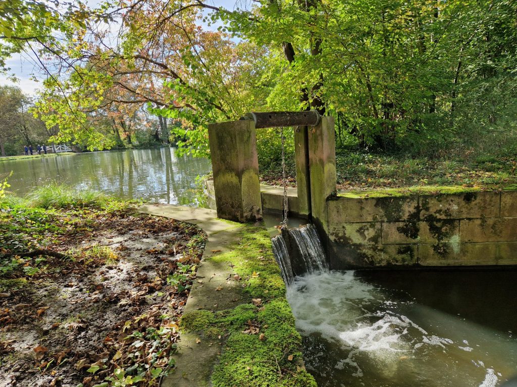 Schleuse aus der Wasser läuft, Druck abgelassen wird 