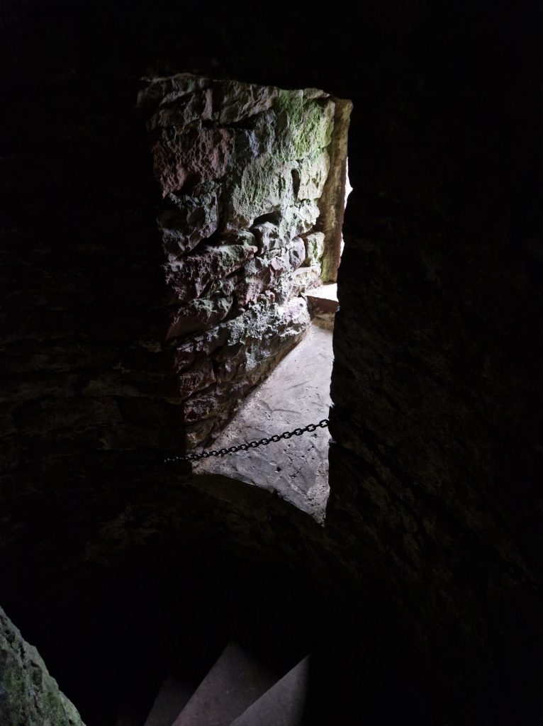 Dunkles Treppenhaus und leichter Lichtstrahl