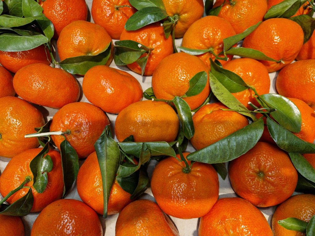 Manderinen mit grün, ein Produkt der Natur mit innerlichen und äusserlichen Aspekten