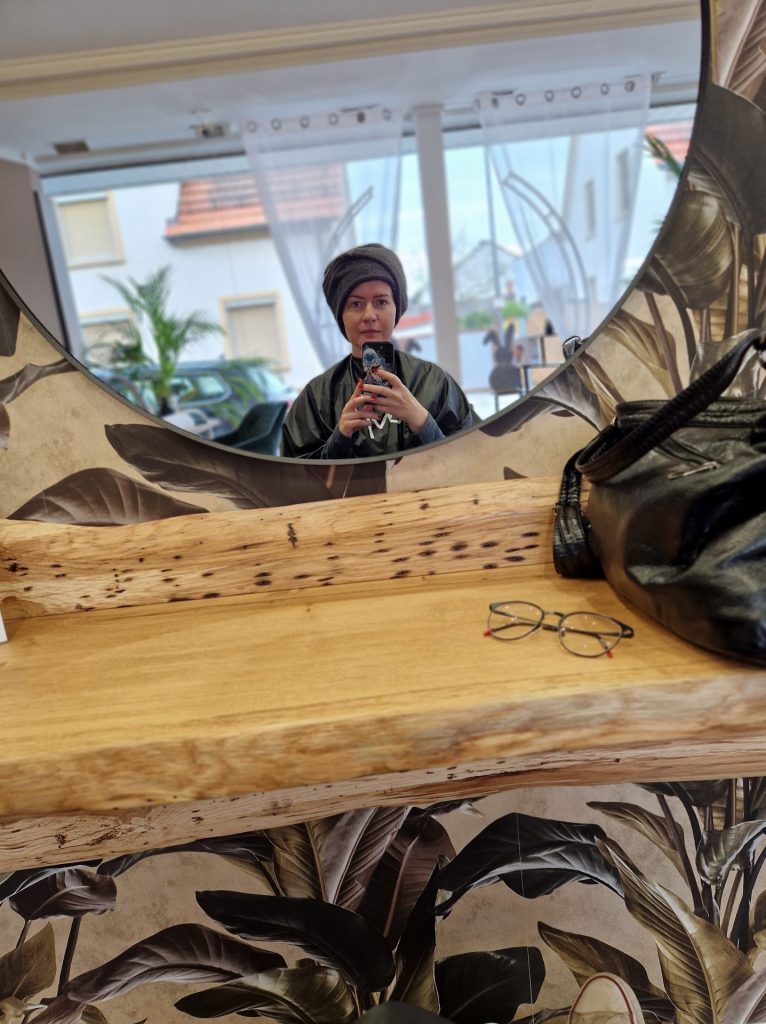 Selfie im Spiegel beim Friseur.