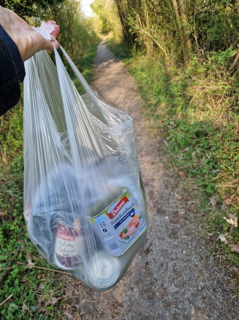 Eine Mülltüte, den ich im Wald aufgesammelt hatte 