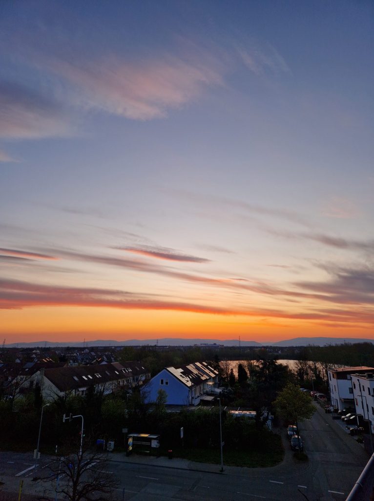 Sonnenaufgang mit leichten Wolken am Himmel