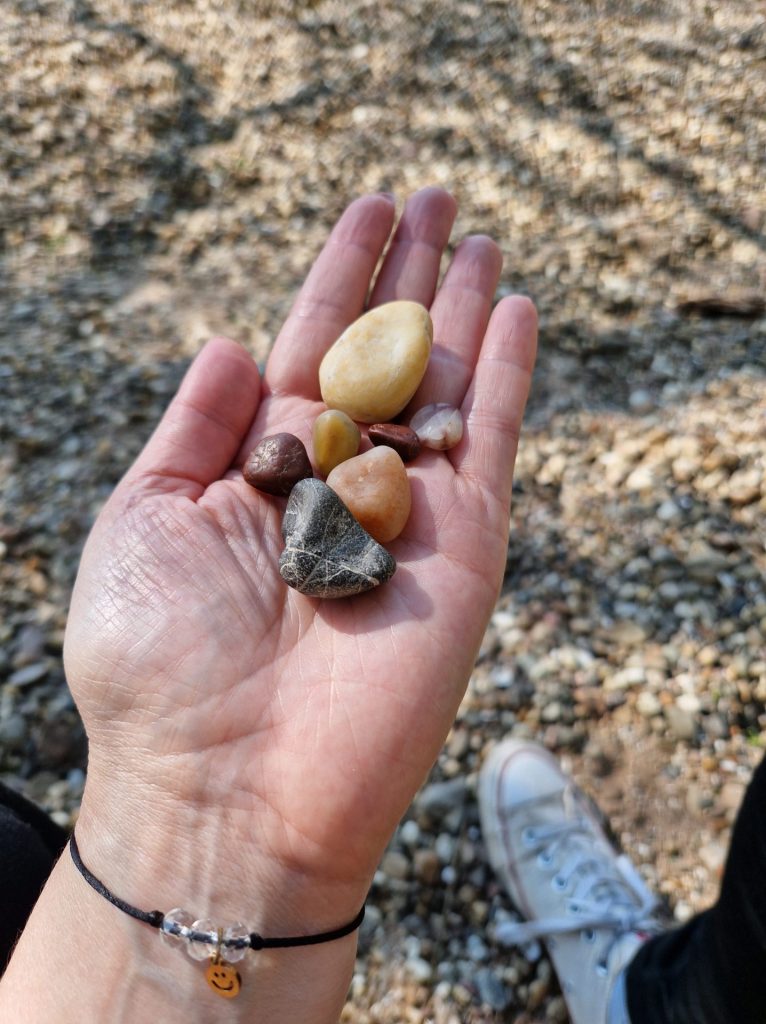 Schöne Steine in der Hand