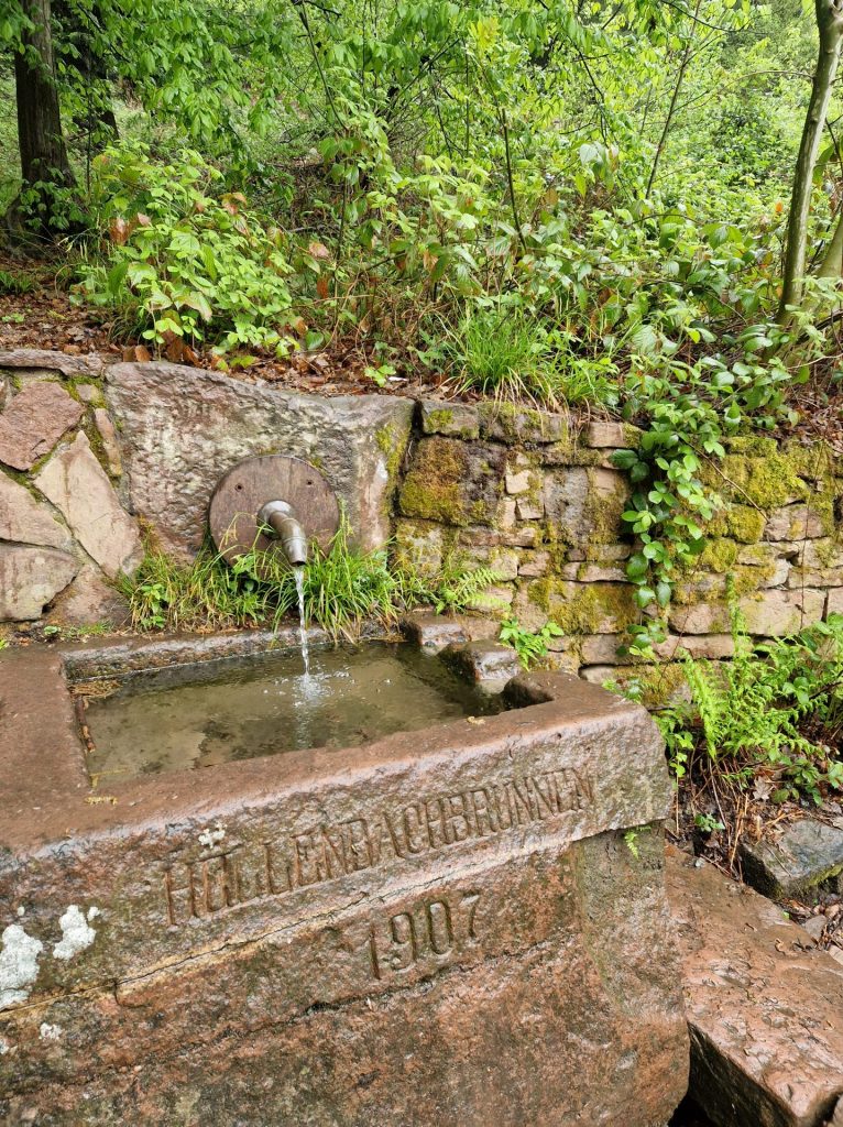 Eine steinerner Brunnen 