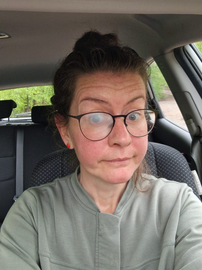 Selfie, verschitzt und noch ganz rot von einem Aufstieg beim wandern. 