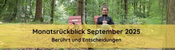 Ein Mensch sitzt auf einen Stuhl mitten im Wald und zwinkert in die Kamera.