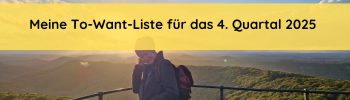 Ein Mensch auf einem Turm und im HIntergrund eine wunderschöne Aussicht auf den Sonnenuntergang.