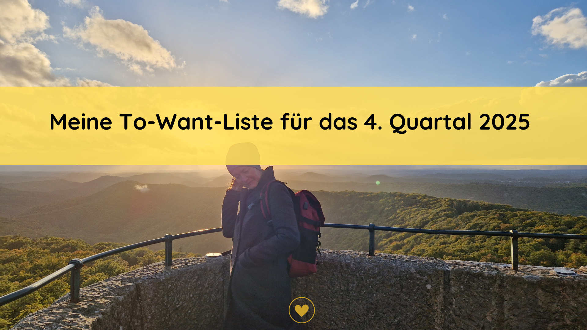 Ein Mensch auf einem Turm und im HIntergrund eine wunderschöne Aussicht auf den Sonnenuntergang.